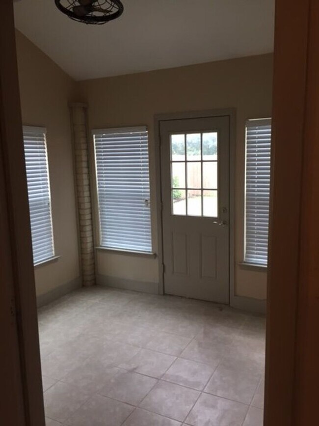 Building Photo - 8021 Bobwhite Dr