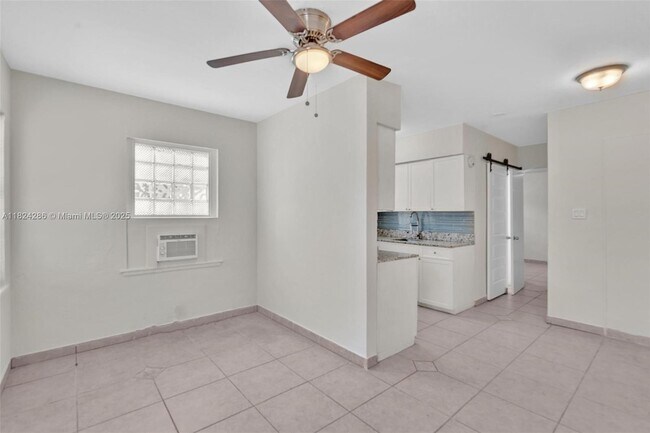 Building Photo - 930 N 16th Ave