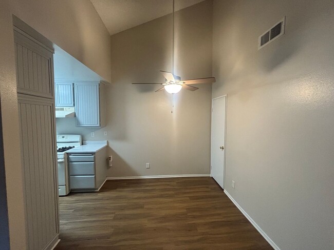 Building Photo - Beautiful 2-Bedroom Condo in Canyon Country!