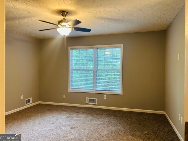 Building Photo - 207 Hillcrest Dr