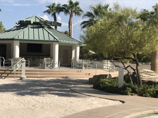 Building Photo - UNFURNISHED Turnberry Towers East-Phenomenal Upscale 1 Bdrm/1.5 Bath Condo on 17th Floor!