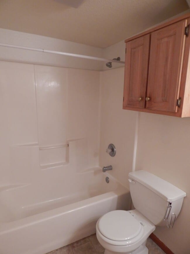 Building Photo - 3 Bed, 2 Bath Duplex