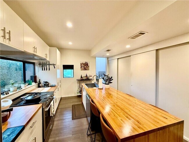 Building Photo - 2849 Danneel St