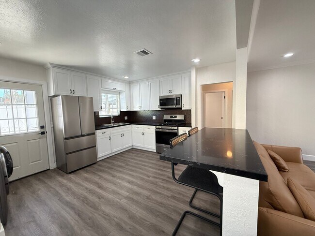 Building Photo - Secluded 3/2 in the heart of Sylmar