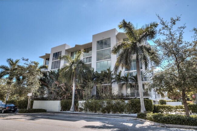 Building Photo - 900 SE 2nd St