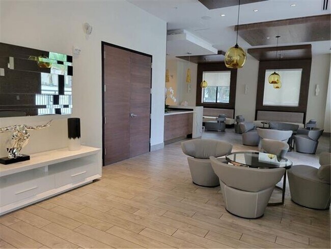 Building Photo - 999 SW 1st Ave