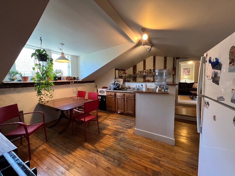 Building Photo - 192 Pine St