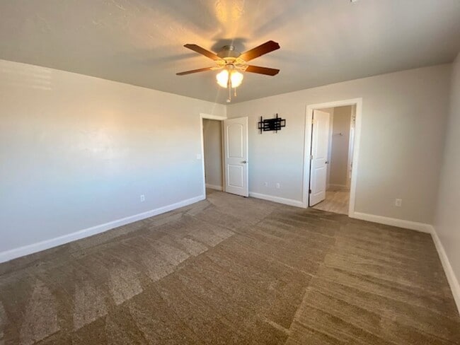 Building Photo - SPACIOUS TOWNHOME FOR RENT!