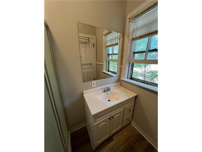 Building Photo - 691 Conway St