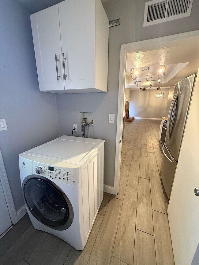 Building Photo - Charming 3 bedroom in NE Albuquerque. Osuna/San Pedro area near San Mateo. Refrigerated Air! 2 Ca...