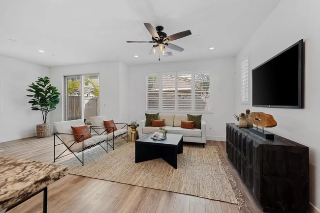 Building Photo - Dream Home Alert: 5 Bedrooms of Pure Comfo...
