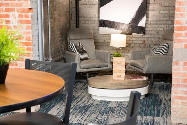 Building Photo - 3200 Gillham Rd