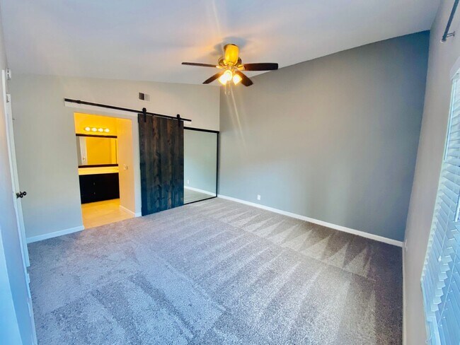 Building Photo - Gorgeous 3 Bedroom 3 Bathroom Townhome in Mission Trails!!