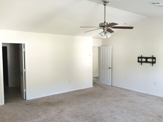 Building Photo - Delightful 4bd/2.5bth home