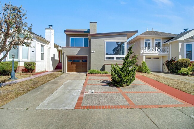 Building Photo - Spacious Westlake Home