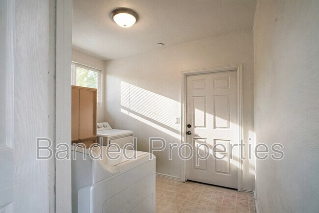 Building Photo - 376 W 700 N