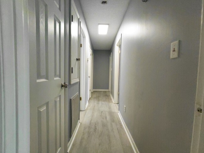 Building Photo - 208 Woodcarver Trail
