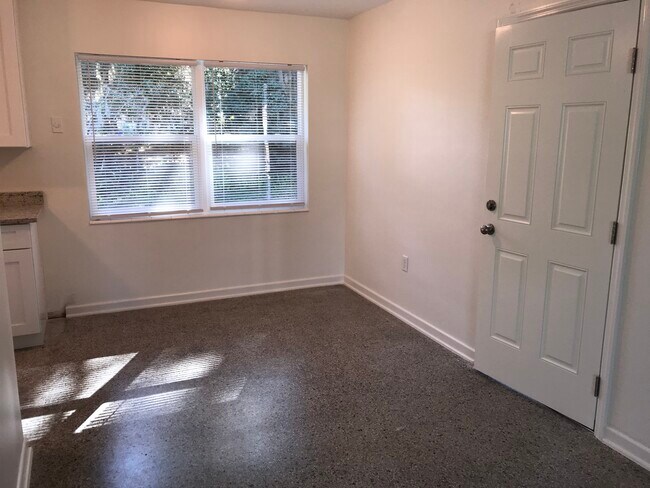 Building Photo - 508 W Hogle Ave