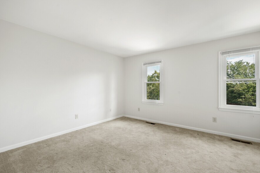 Windows from primary bedroom overlooking Taylor Street - 1140 N Taylor St