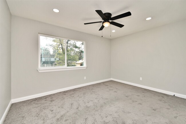 Building Photo - 2035 Round Spring Dr