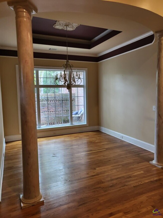 Building Photo - 406 Royal Crest Cir
