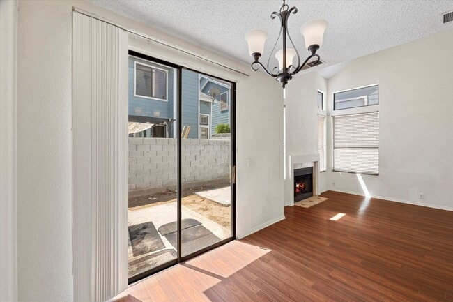 Building Photo - Centrally located Townhome/Fenced Yard