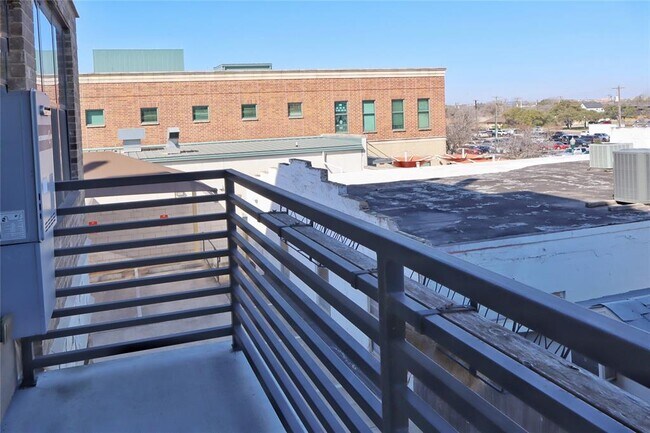 Building Photo - 810 S Rock St