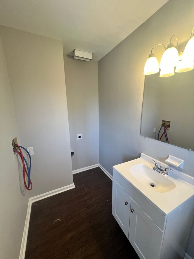 Building Photo - Spacious 2 bedroom/1.5 Bath Townhouse with...