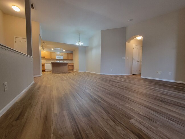 Building Photo - Spacious 2 bed, 2 bath townhome style cond...