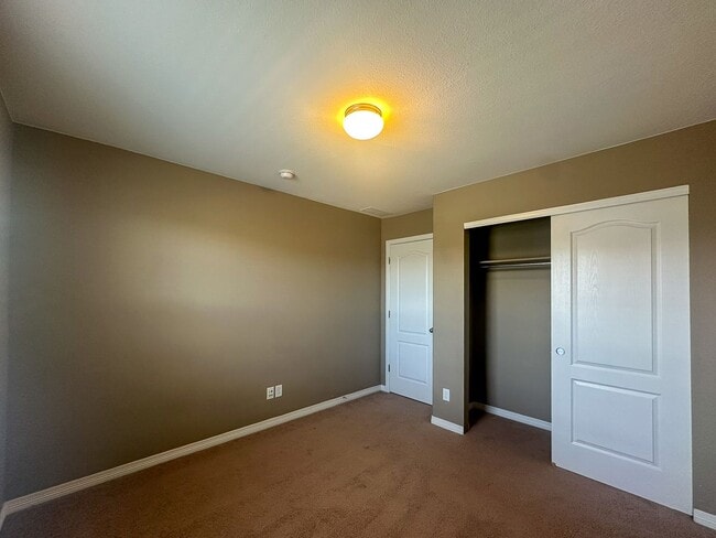 Building Photo - 4bd house in a heart of Dove Village!