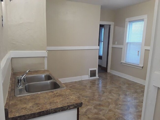 Building Photo - Recently Updated Washington Park 3 Bedroom...