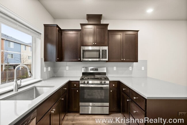 Building Photo - Lovely 2 BR* 2.5 BA Townhome in Hillsboro, Minutes from Orenco Station! **Excellent Location!**