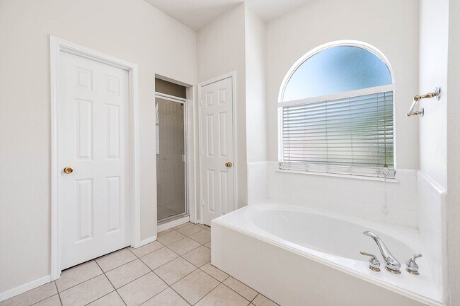 Building Photo - 7902 Feather Springs Dr