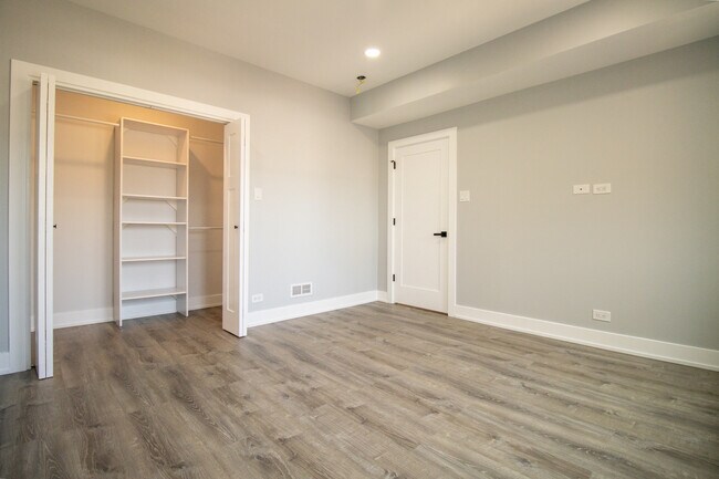 Building Photo - 3208 W Belle Plaine Ave