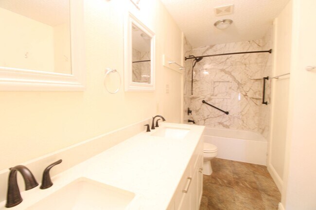 Building Photo - 8118 Chestnut Manor Dr