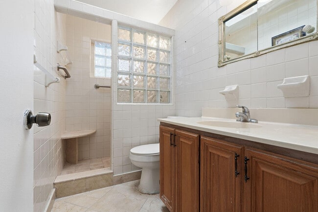 Building Photo - 218 SE 3rd Terrace