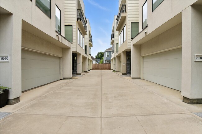 Building Photo - 1611 Spring St