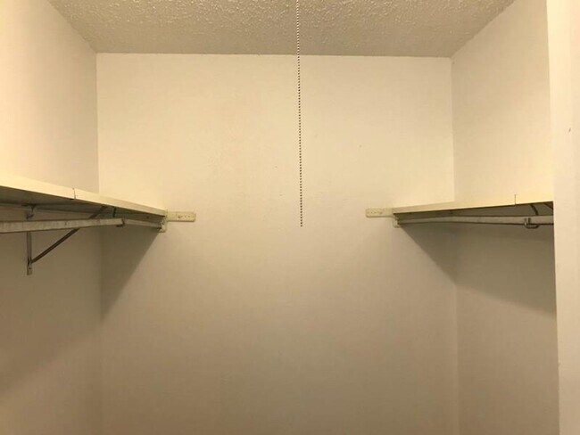 Building Photo - $500 OFF FIRST MONTH RENT IF MOVE IN BY 8/...