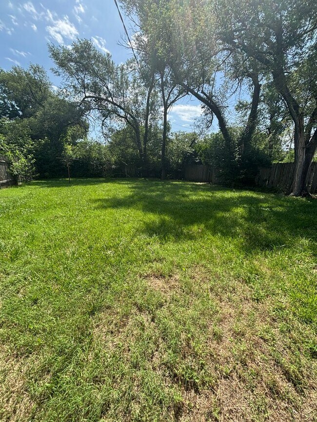 Building Photo - Charming 2 Bedroom 1 Bathroom Home located Northeast Wichita-Move In Ready