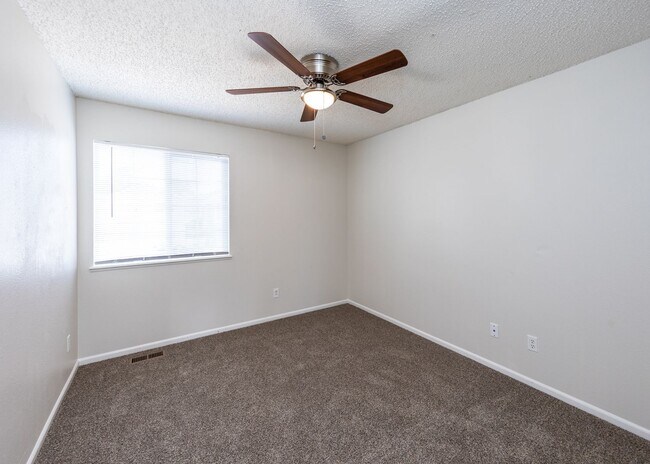 Building Photo - Newly Updated 4 Bed Home Centrally Located