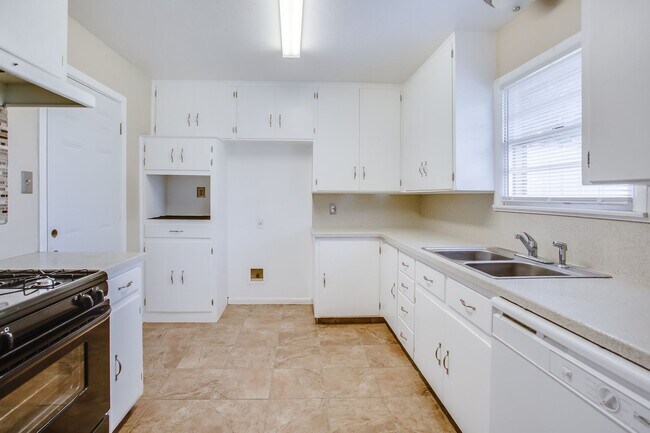 Building Photo - Fantastic home at a fantastic price!