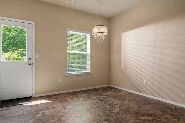 Building Photo - 906 SW Green World St