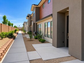 Building Photo - 815 S Black Alder Dr