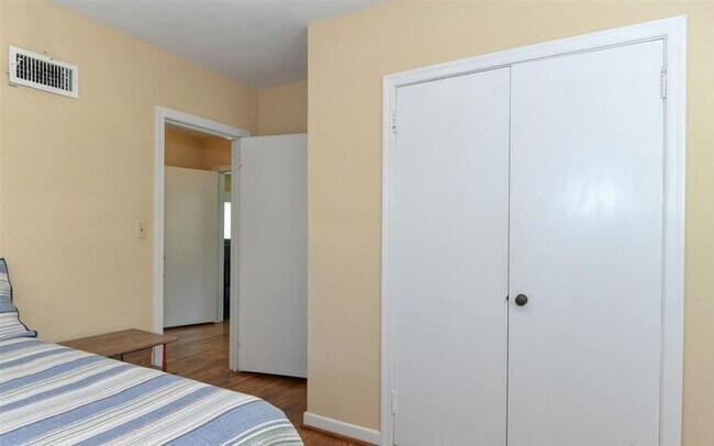 Building Photo - Beautiful three Bedroom One Bathroom For Rent