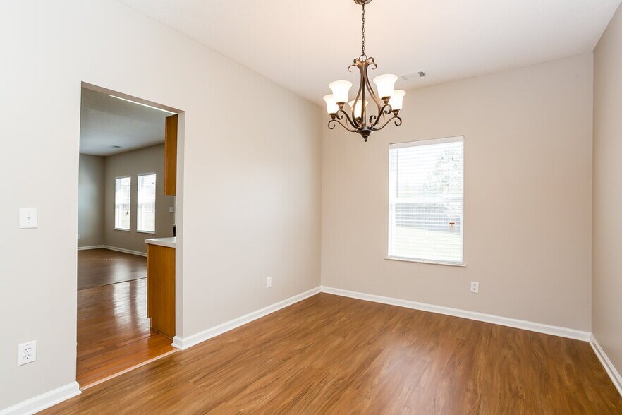 Building Photo - 1607 Thornwick Trace