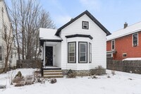 Building Photo - New 3 bedroom listing!