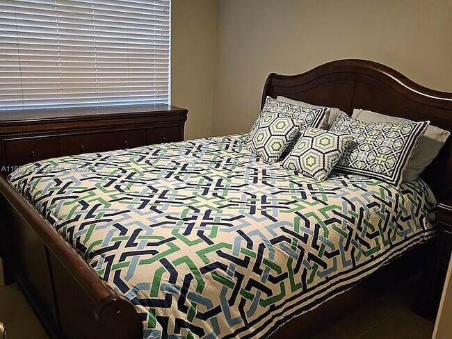 Building Photo - 1100 Salzedo St