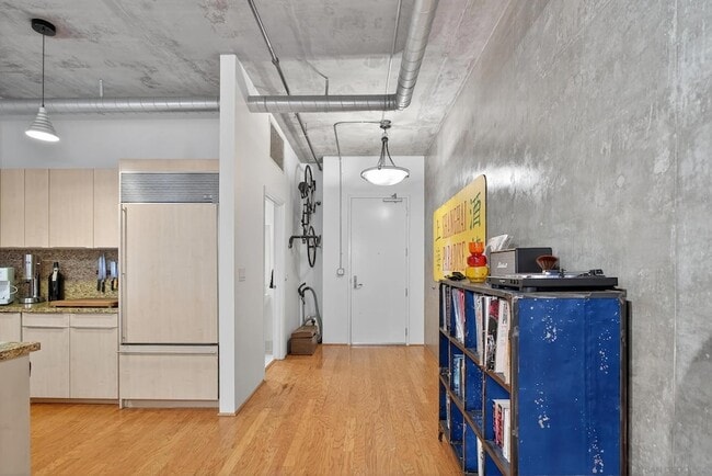 Building Photo - 877 Island Ave