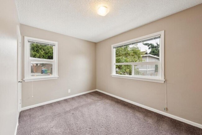 Building Photo - 3 bedroom in Seattle WA 98117