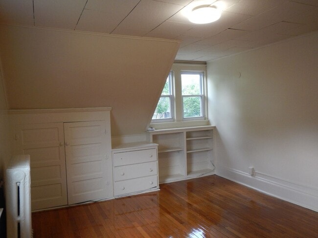 Building Photo - AVAILABLE 6/1/26 - Large House Available O...